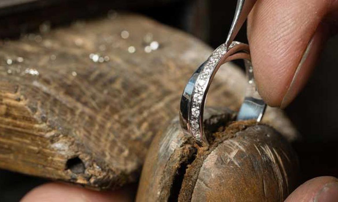 انگشتر در هر انگشت به چه معناست؟